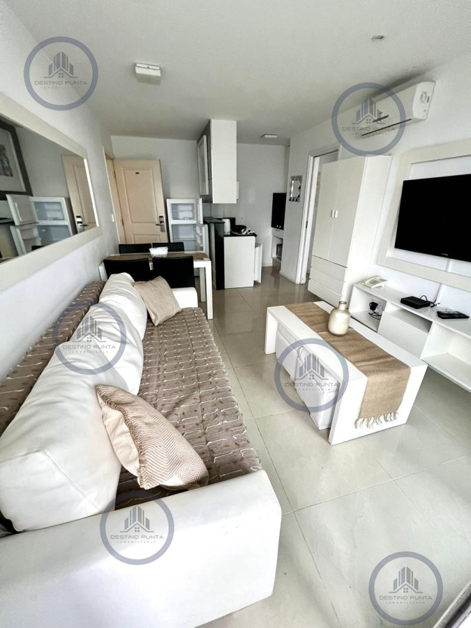 Apartamento ID.1622 - Apartamento de 1 Dormitorio en Torre con Servicios, Cerca del Mar - Alquiler Anual, Punta del Este