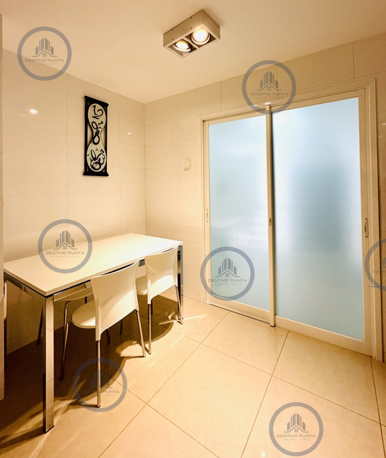 Apartamento ID.1708 - Alquiler temporario de gran apartamento de 4 dormitorios más dependencia en Playa Mansa