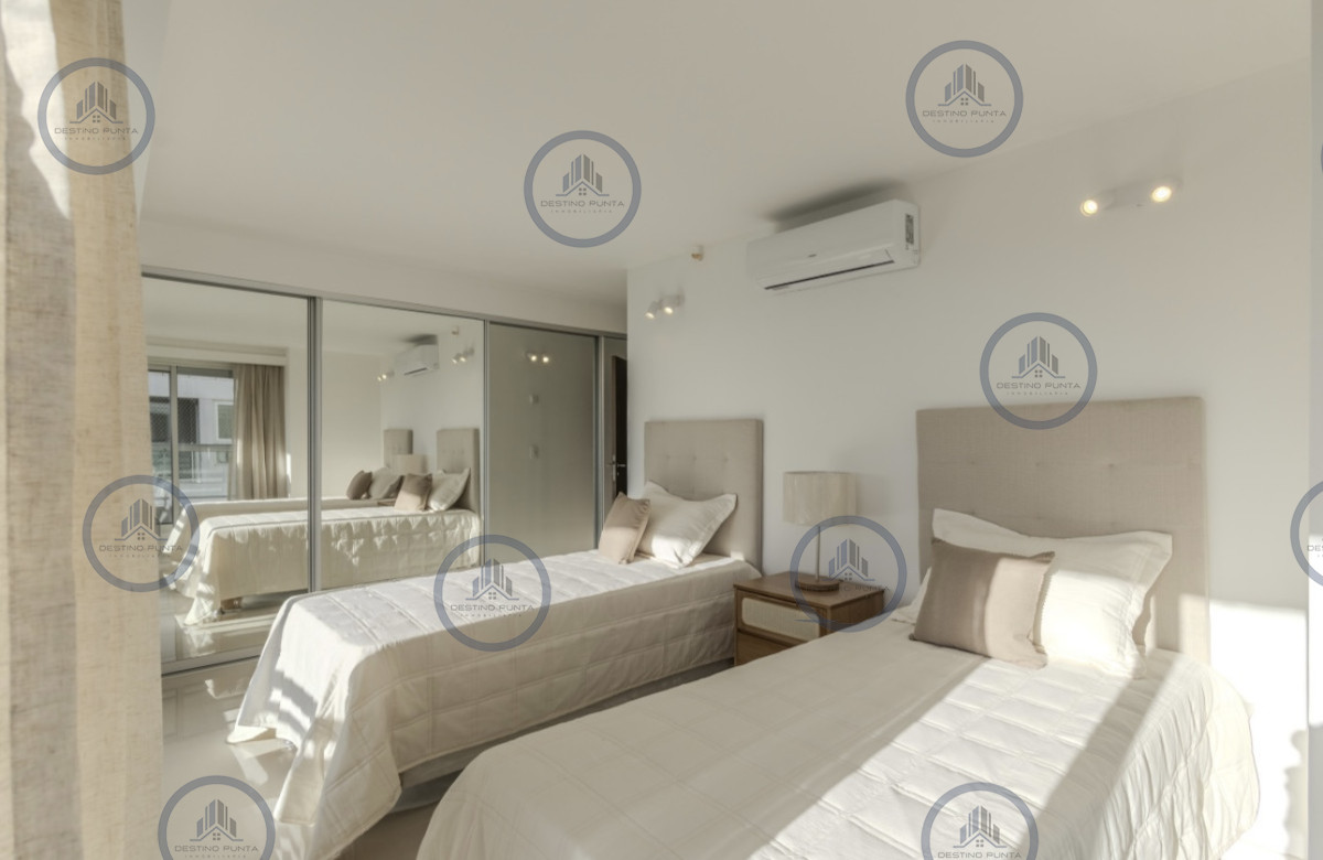 Apartamento ID.171 - Moderno Penthouse con Vista al Mar, en Playa Brava, 3 Dormitorios con Parrillero y Dependencia de servicio