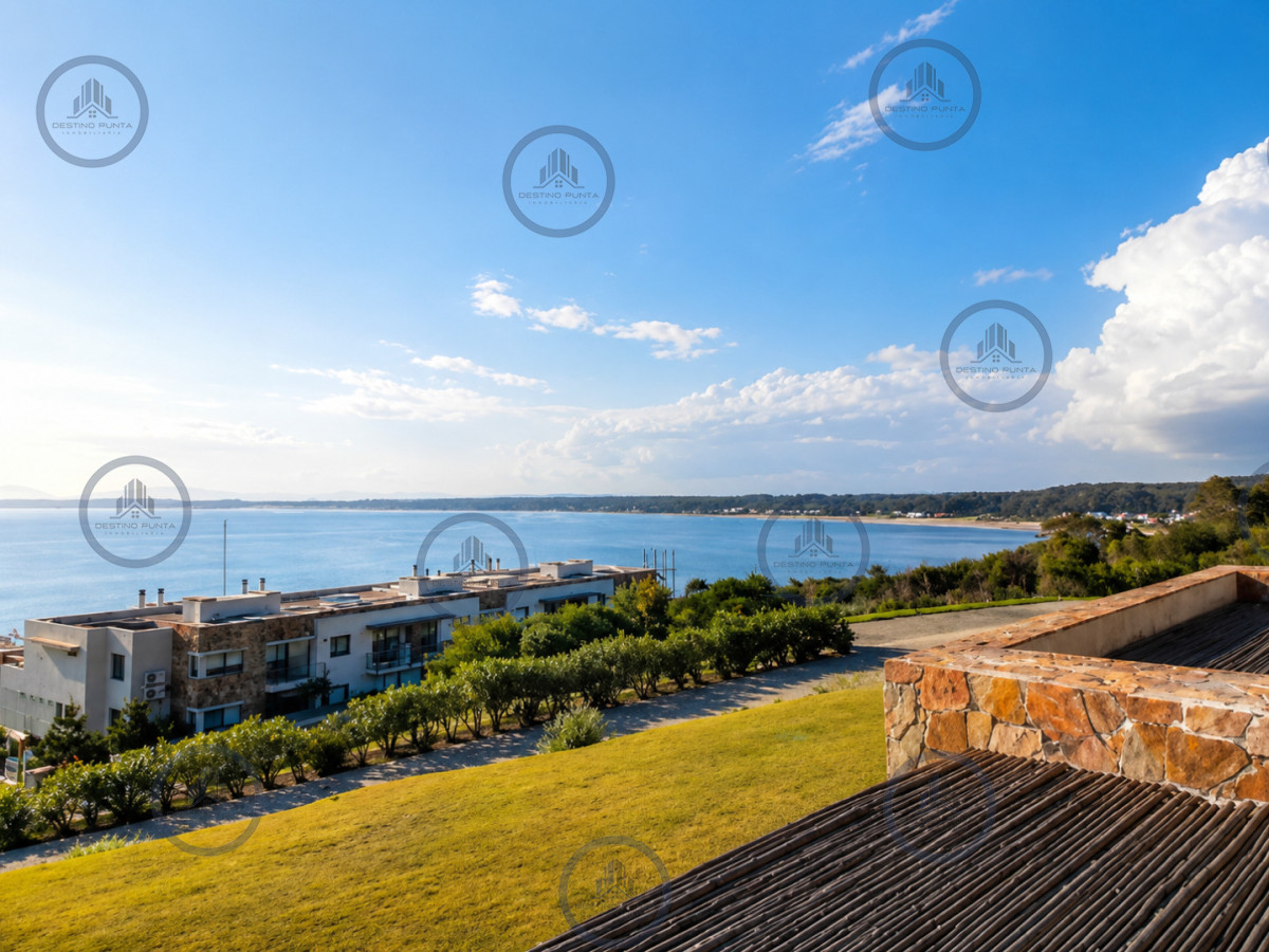 Apartamento ID.2462 - Excelente y amplio departamento duplex en venta de 3 dormitorios mas dependencia con parrillero, Punta Ballena
