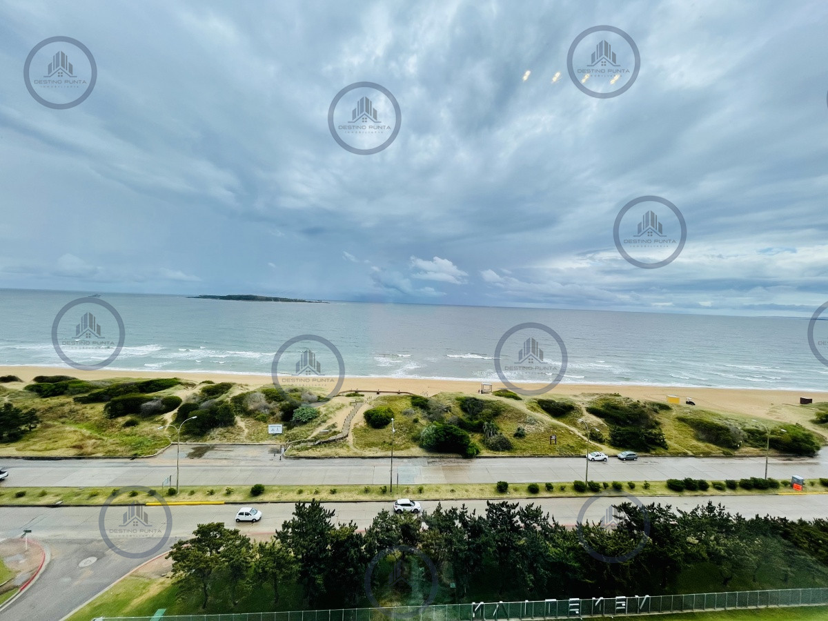 Apartamento ID.1122 - Venta y Alquiler Anual Moderno Apartamento de 2 Dormitorios en Torre Venetian sobre Playa Mansa