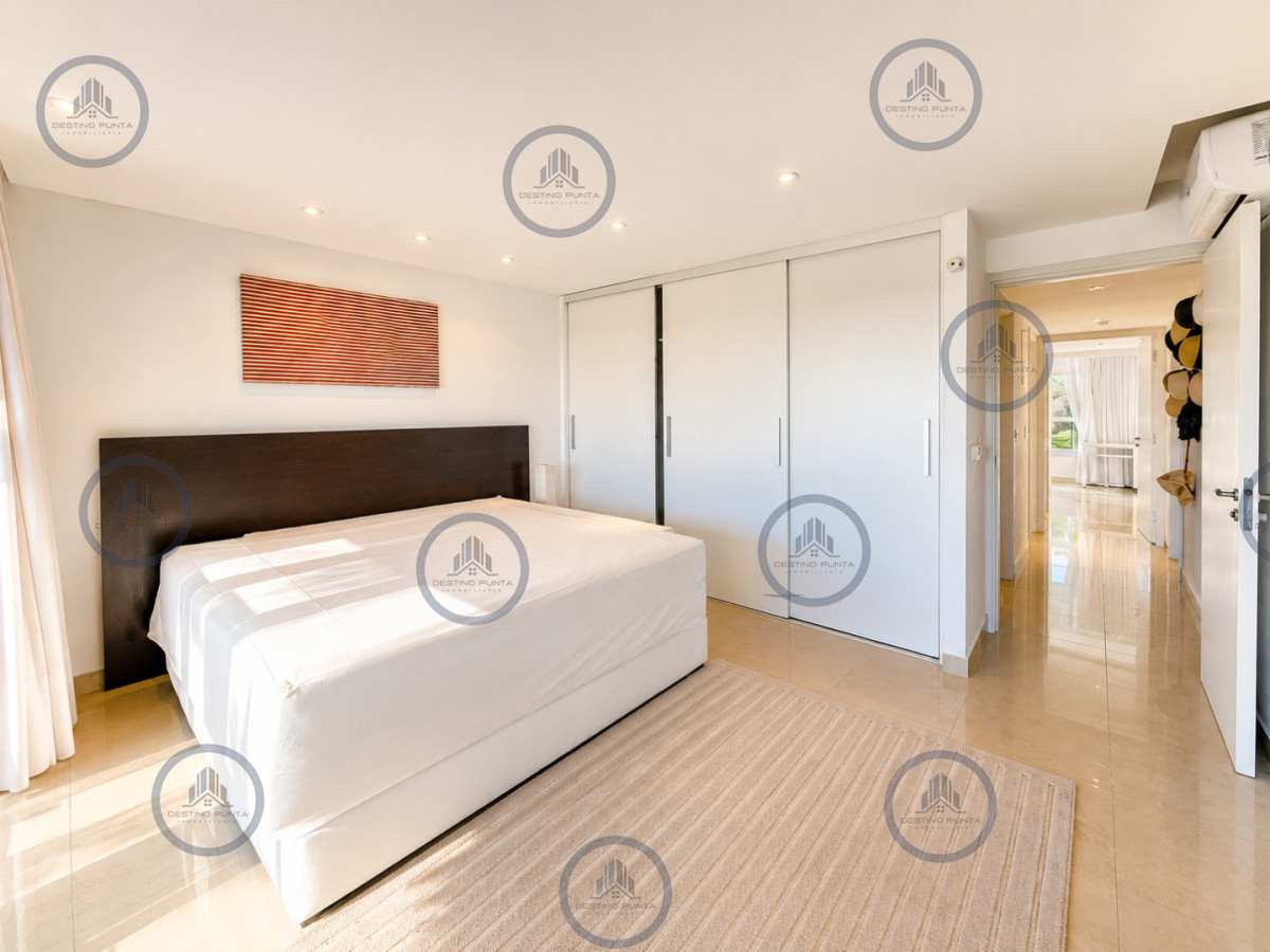 Apartamento ID.3030 - Venta de Apartamento de 3 Dormitorios sobre Primera Fila de Playa Brava, Punta del Este