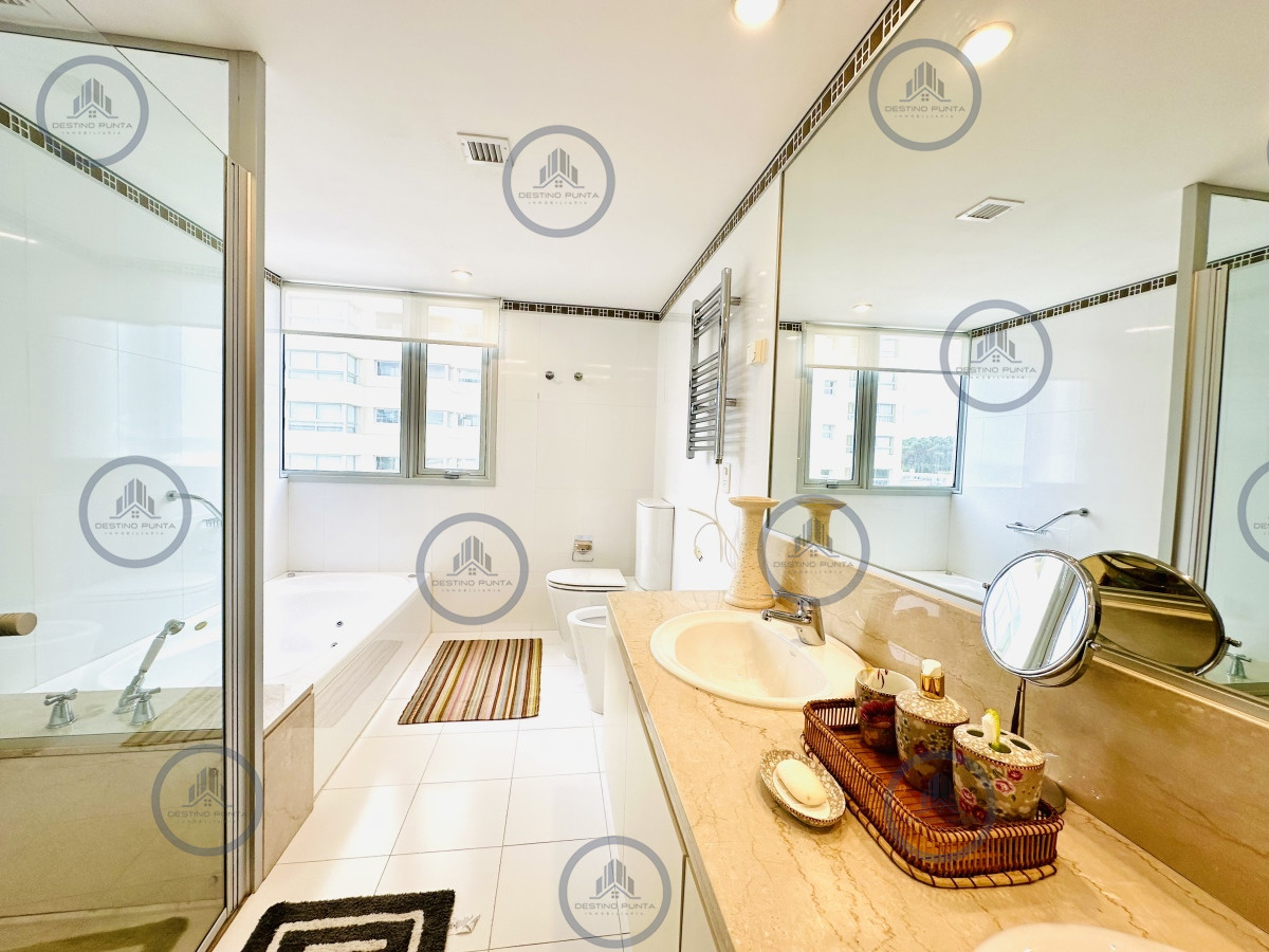 Apartamento ID.272 - Oportunidad en Venta Maravilloso departamento esquinero en Torre Le Parc, Playa Brava, Punta del Este