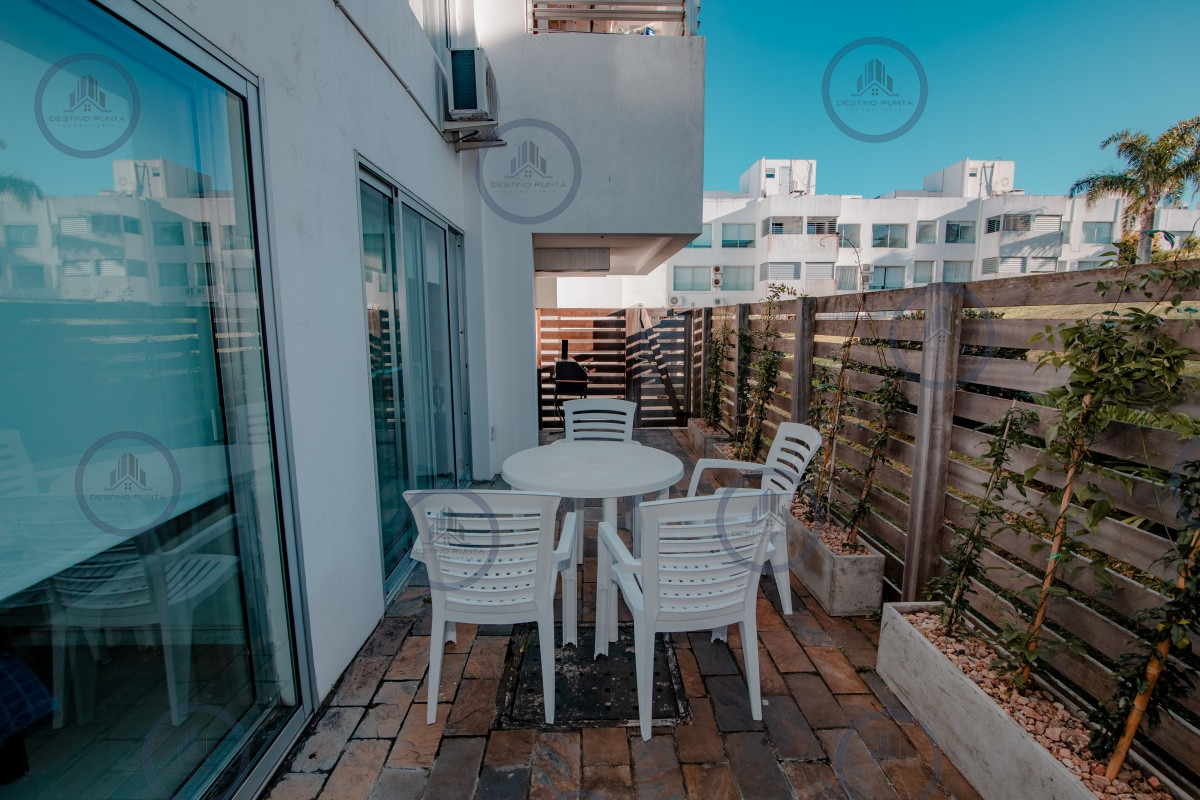 Apartamento ID.61 - Oportunidad en Venta de Apartamento de planta baja con salida al jardín de tres dormitorios en Playa Montoya