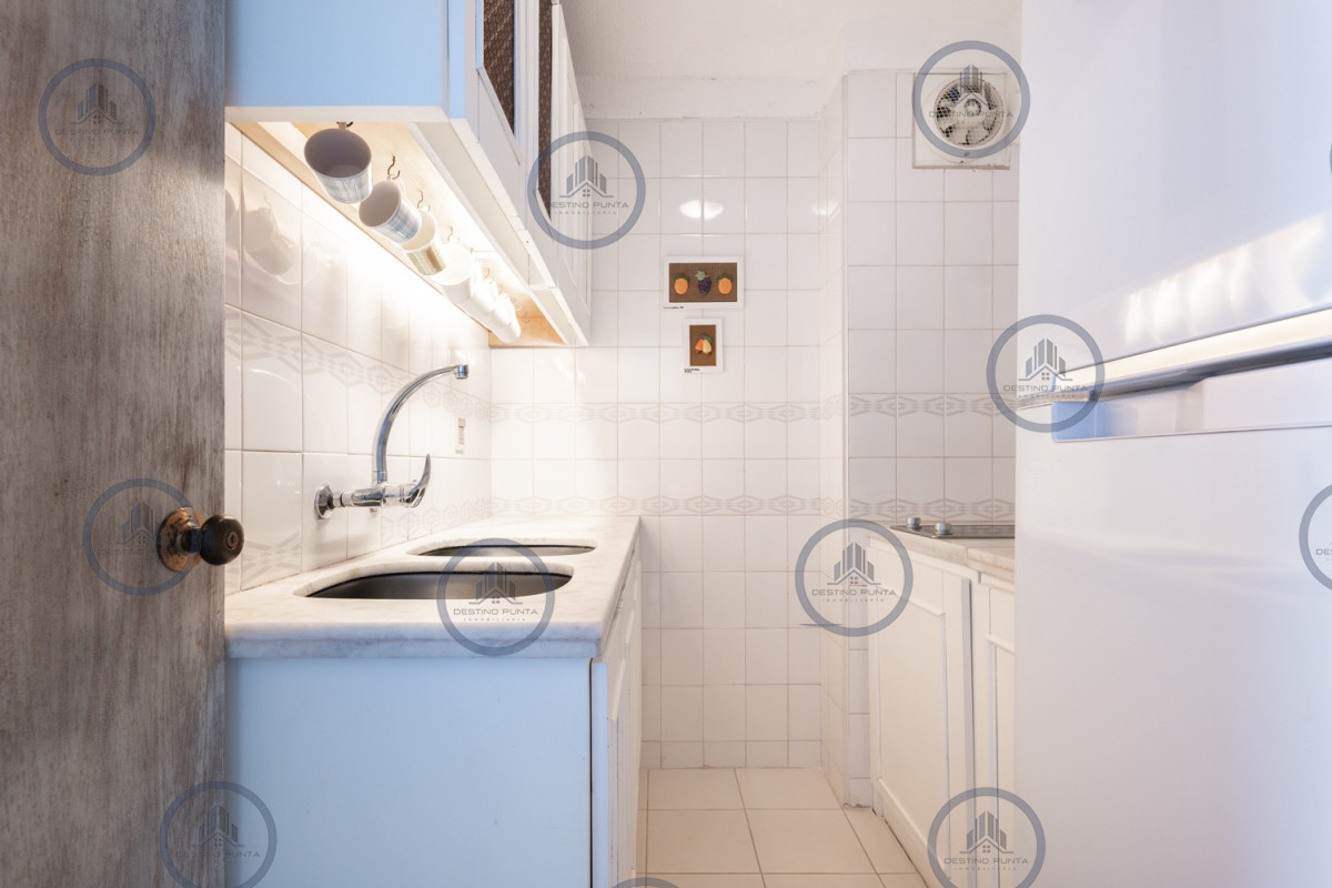 Apartamento ID.2593 - Apartamento de 2 Dormitorios frente al Mar, en Venta, Península de Punta del Este