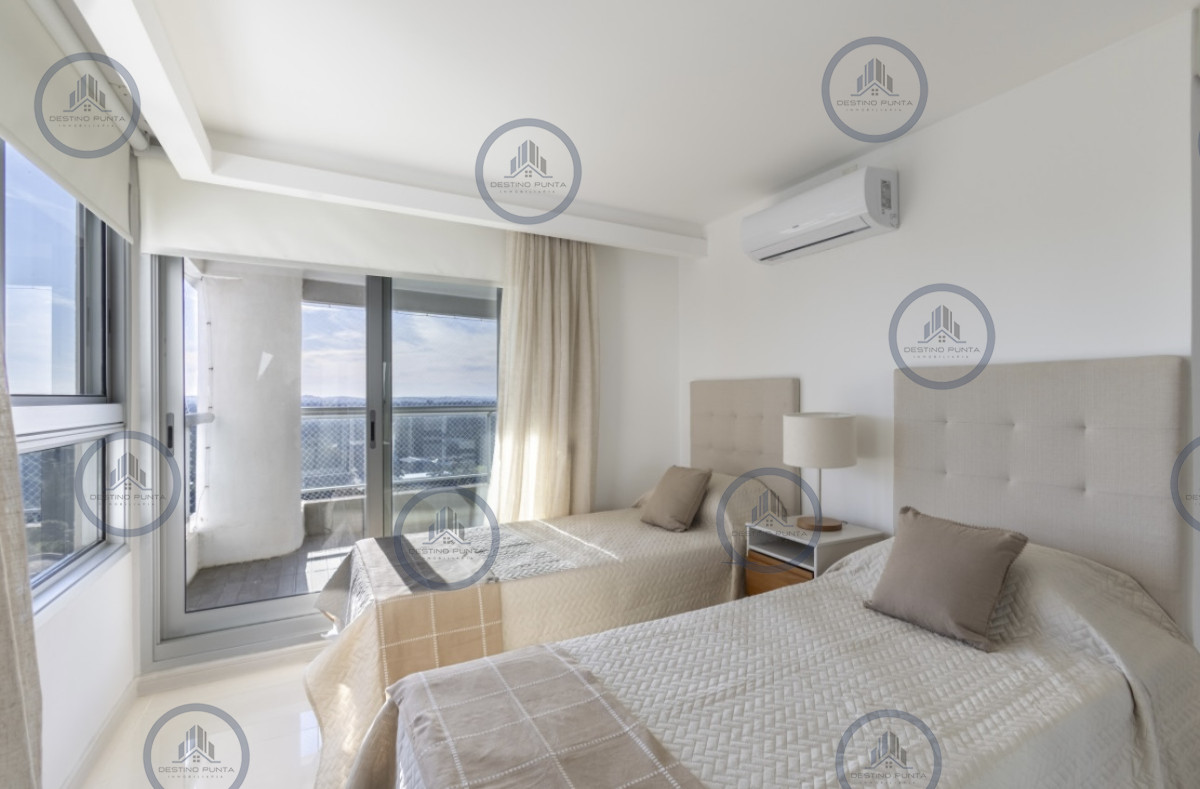 Apartamento ID.171 - Moderno Penthouse con Vista al Mar, en Playa Brava, 3 Dormitorios con Parrillero y Dependencia de servicio