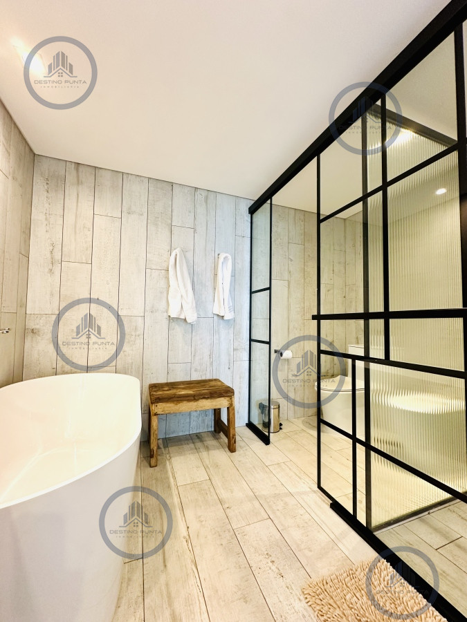 Apartamento ID.677 - Venta y alquiler de apartamento de tres dormitorios con tres suites moderno a estrenar, playa Brava