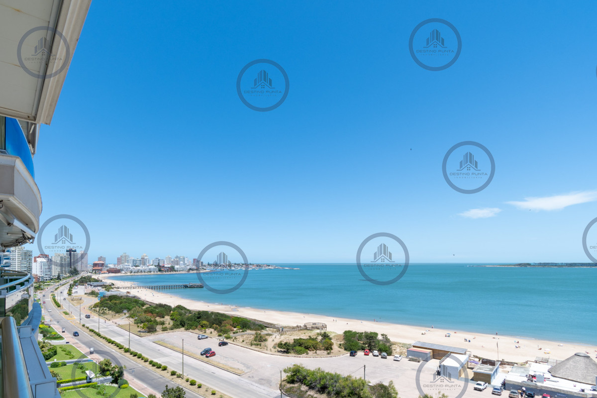Apartamento ID.77 - Alquiler temporario y venta de espectacular departamento esquinero al frente en edificio icónico frente al Mar, Playa Mansa, Punta del Este 