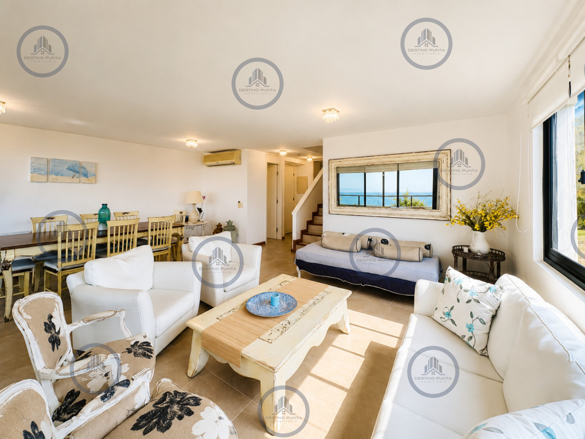 Apartamento ID.2462 - Excelente y amplio departamento duplex en venta de 3 dormitorios mas dependencia con parrillero, Punta Ballena