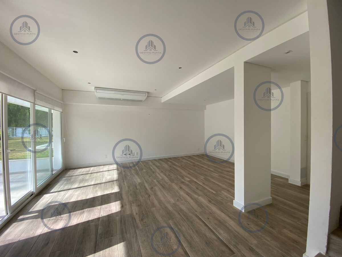 Apartamento ID.777 - Espectacular Apartamento de Dos Dormitorios, Dependencia y Parrillero a Estrenar en Punta del Este