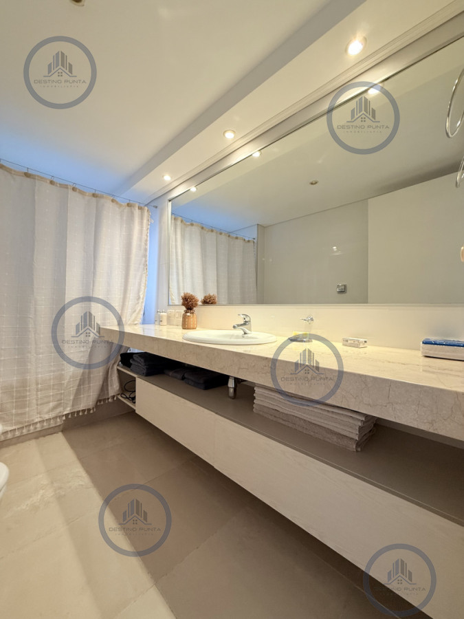 Apartamento ID.3030 - Venta de apartamento de 3 dormitorios sobre primera fila de Playa Brava, Punta del Este