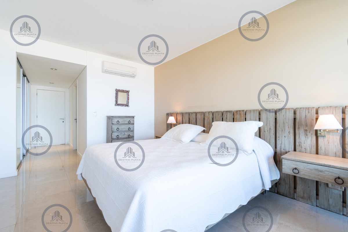Apartamento ID.53 - Moderno Apartamento sobre playa Brava en torre Le Parc, cuenta con dos dormitorios más dependencia de servicio. Punta del Este