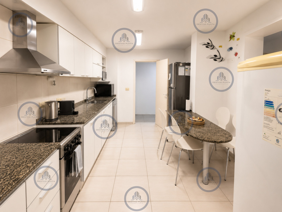 Apartamento ID.3255 - Apartamento de 3 Dormitorios con Vista al Mar, en Playa Brava Punta del Este