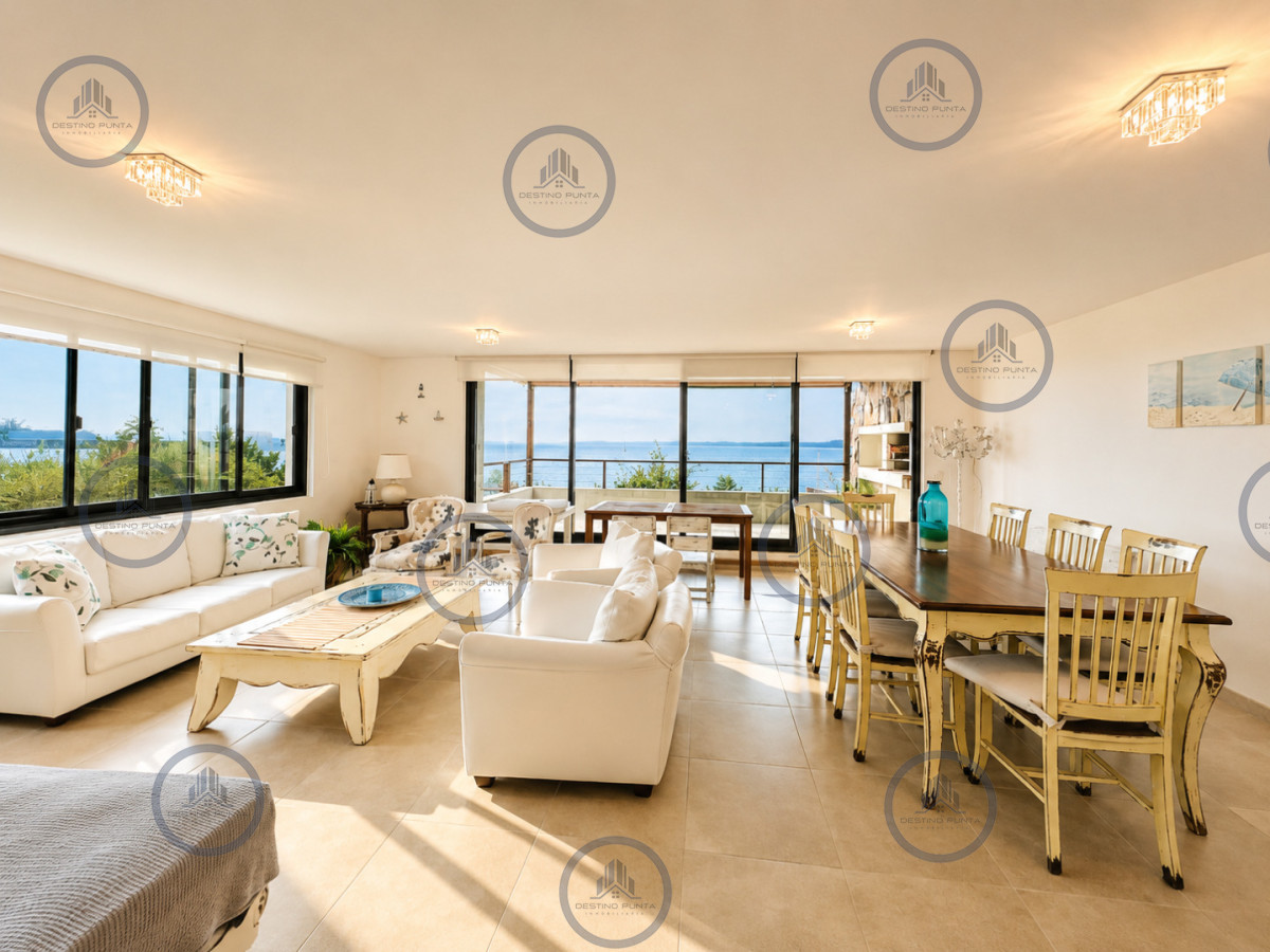 Apartamento ID.2462 - Excelente y amplio departamento duplex en venta de 3 dormitorios mas dependencia con parrillero, Punta Ballena
