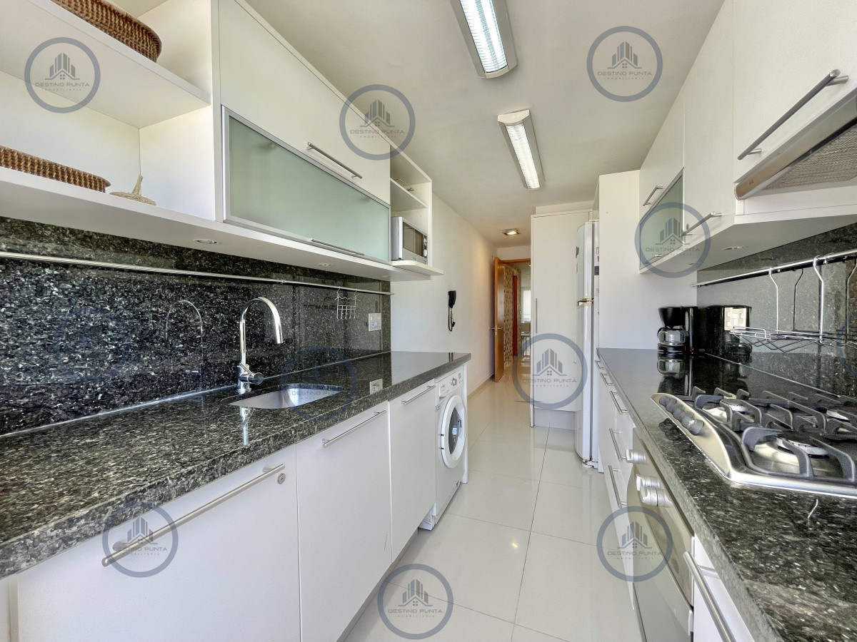 Apartamento ID.217 - Apartamento de 2 Dormitorios y Servicio a metros del mar, Playa Mansa Punta del Este