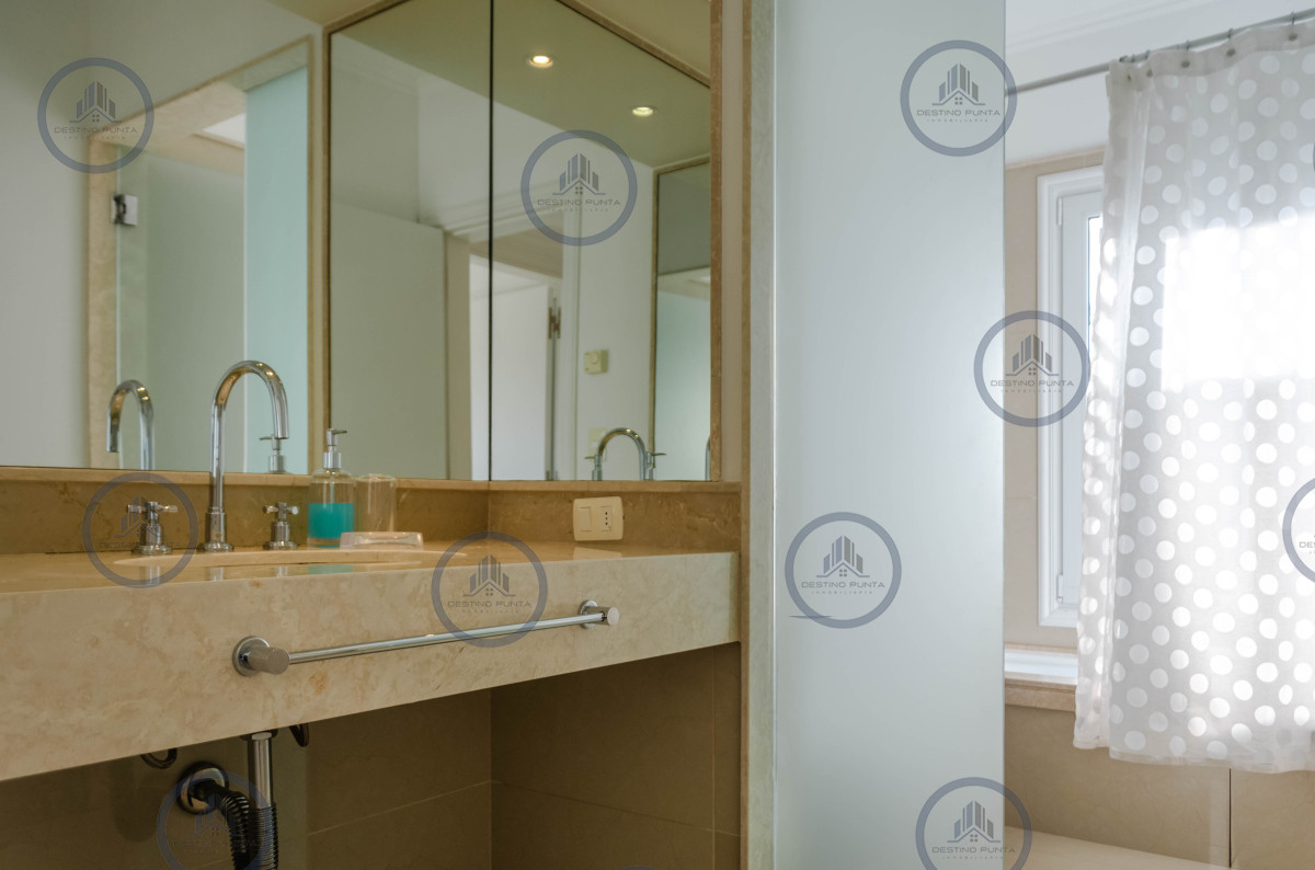 Apartamento ID.236 - Penthouse en venta de 3 dormitorios con parrillero de uso exclusivo, Playa Mansa, Pinares