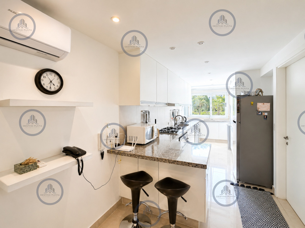 Apartamento ID.3030 - Venta de Apartamento de 3 Dormitorios sobre Primera Fila de Playa Brava, Punta del Este