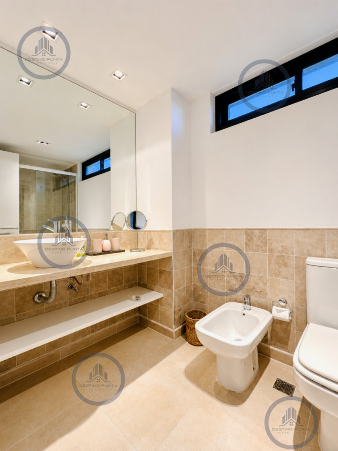 Apartamento ID.2462 - Excelente y amplio departamento duplex en venta de 3 dormitorios mas dependencia con parrillero, Punta Ballena