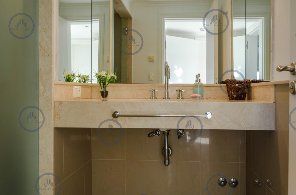 Apartamento ID.236 - Penthouse en venta de 3 dormitorios con parrillero de uso exclusivo, Playa Mansa, Pinares