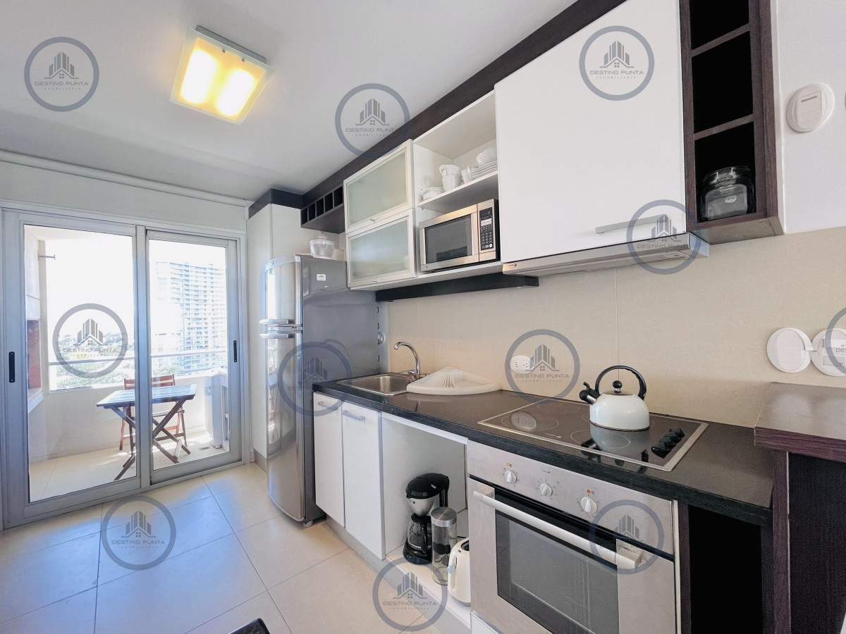 Apartamento ID.1660 - Apartamento de 2 Dormitorios, Vista al Mar y Parrillero en Playa Mansa, Venta