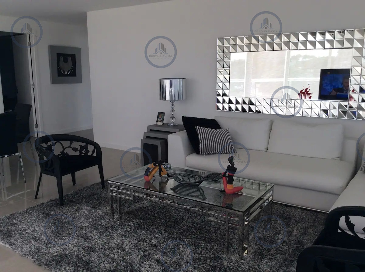 Apartamento ID.218 - Venta y alquiler de moderno departamento de tres dormitorios más dependencia a pasos de Playa Brava