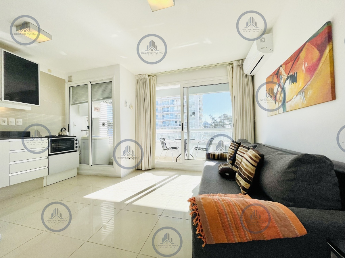 Alquiler Anual de Moderno Apartamento de 1 Dormitorio en torre con servicios, Punta del Este — fotografía 1