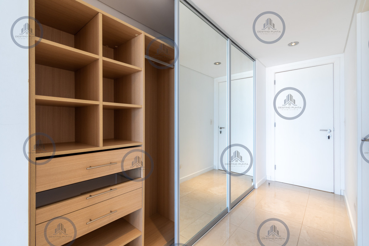 Apartamento ID.53 - Moderno Apartamento sobre playa Brava en torre Le Parc, cuenta con dos dormitorios más dependencia de servicio. Punta del Este