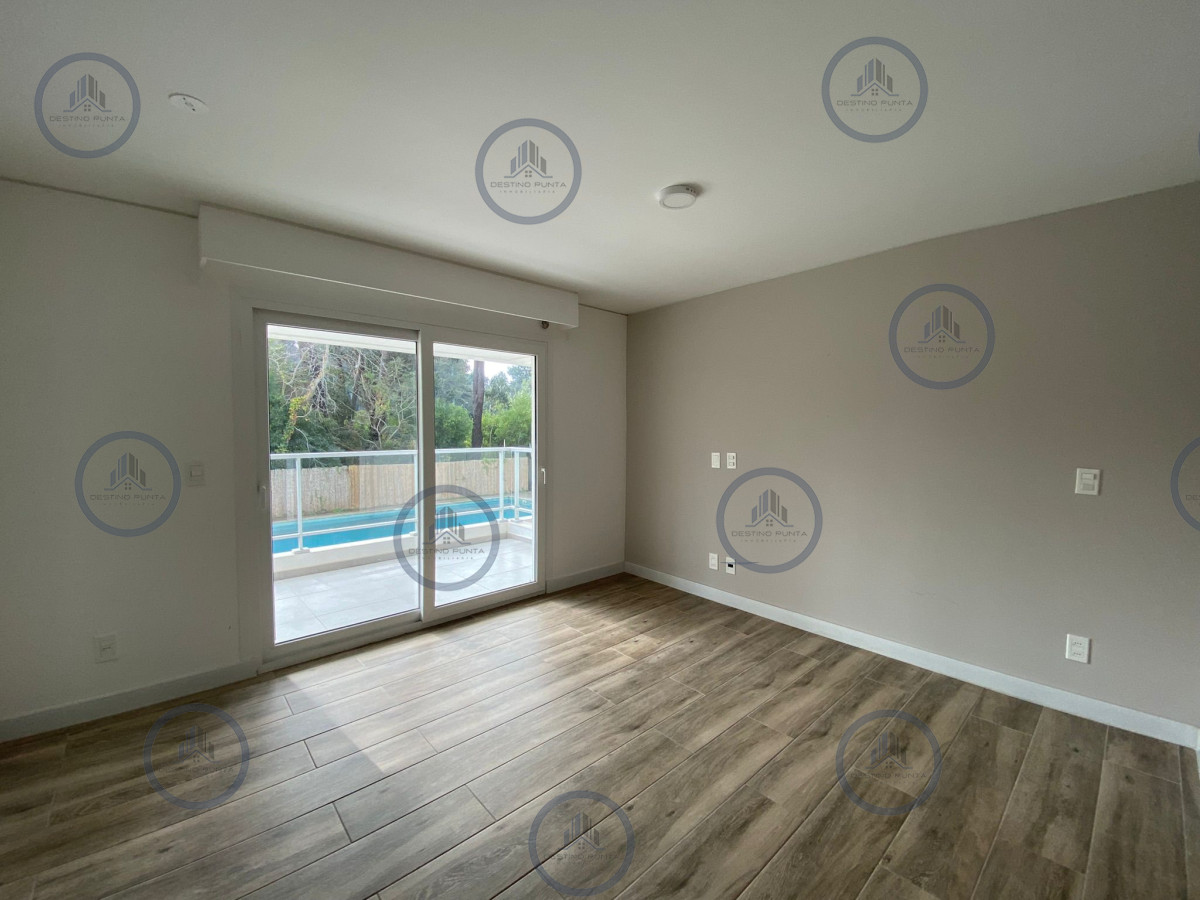 Apartamento ID.777 - Espectacular Apartamento de Dos Dormitorios, Dependencia y Parrillero a Estrenar en Punta del Este