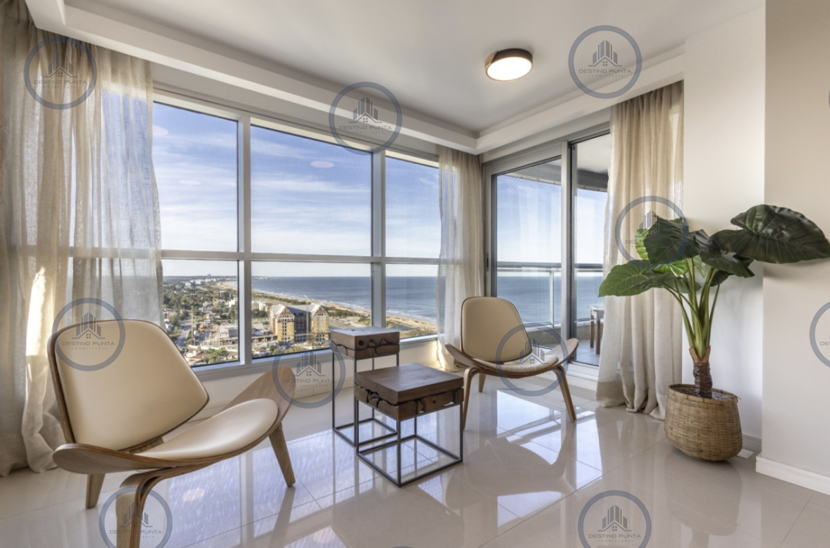 Apartamento ID.171 - Moderno Penthouse con Vista al Mar, en Playa Brava, 3 Dormitorios con Parrillero y Dependencia de servicio