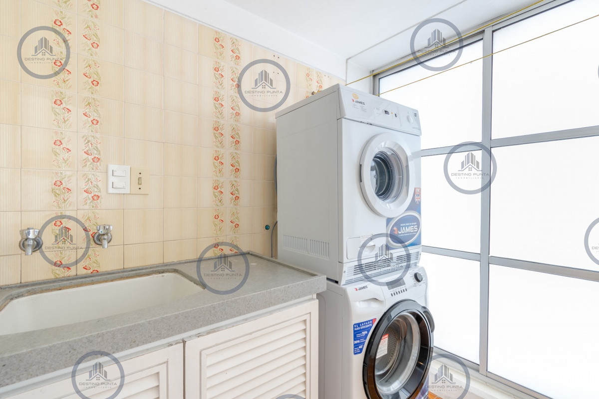 Apartamento ID.71 - Excelente Apartamento de 3 Dormitorios y Dependencia de Servicio Frente al Mar - Playa Brava