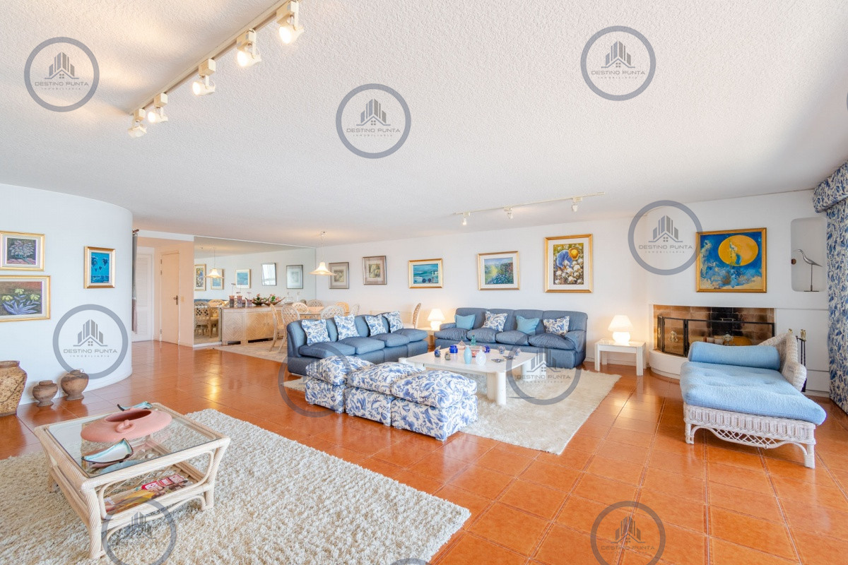 Apartamento ID.71 - Excelente Apartamento de 3 Dormitorios y Dependencia de Servicio Frente al Mar - Playa Brava