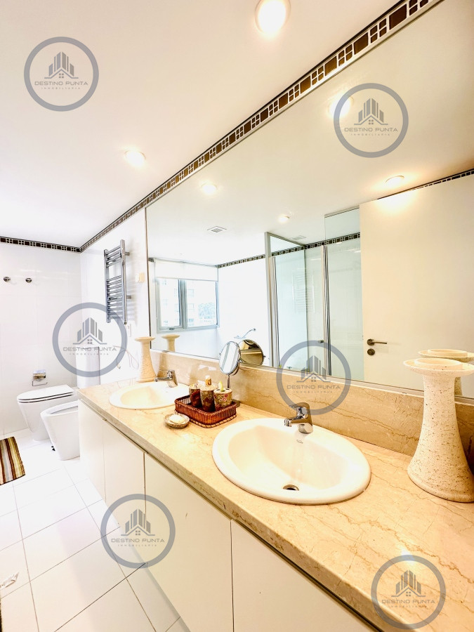 Apartamento ID.272 - Oportunidad en Venta Maravilloso departamento esquinero en Torre Le Parc, Playa Brava, Punta del Este