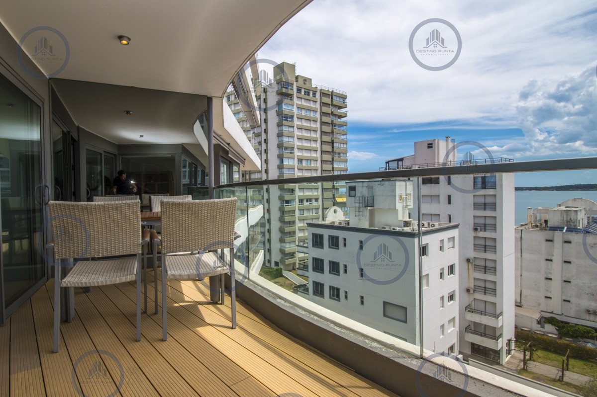 Apartamento ID.158 - Excelente Apartamento de 2 Dormitorios y Dependencia de Servicio en Playa Mansa