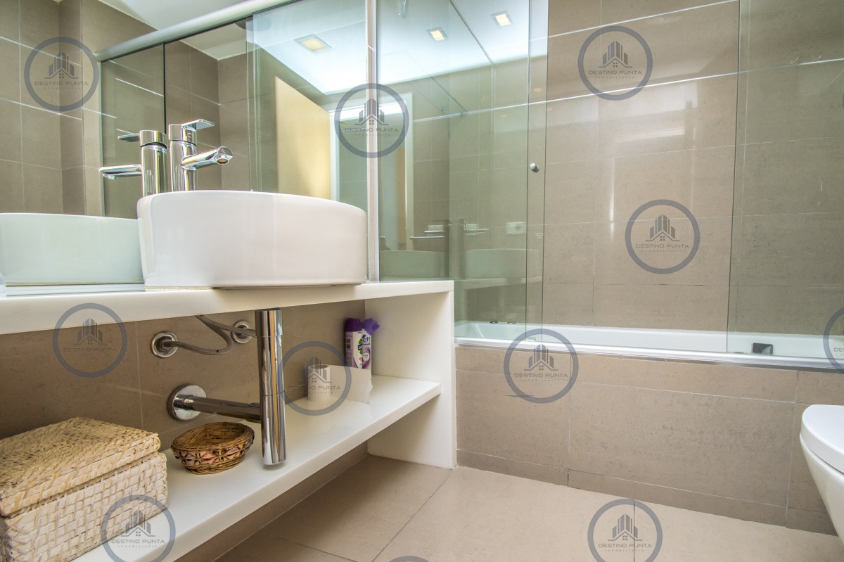 Apartamento ID.158 - Excelente Apartamento de 2 Dormitorios y Dependencia de Servicio en Playa Mansa