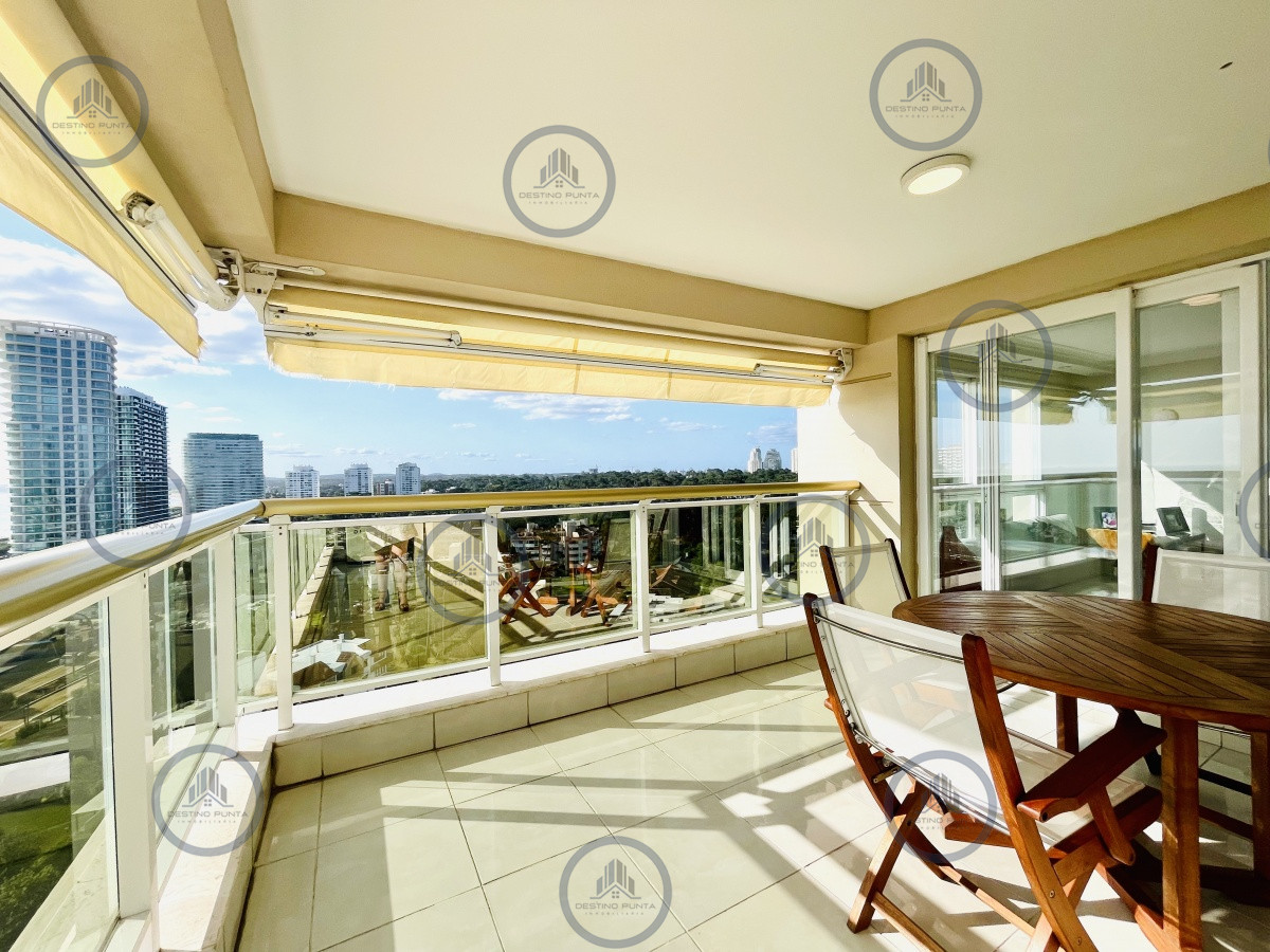 Apartamento ID.1059 - Venta de Excelente apartamento en alquiler temporario de tres dormitorios más dependencia de servicio, Playa Mansa, Punta del Este