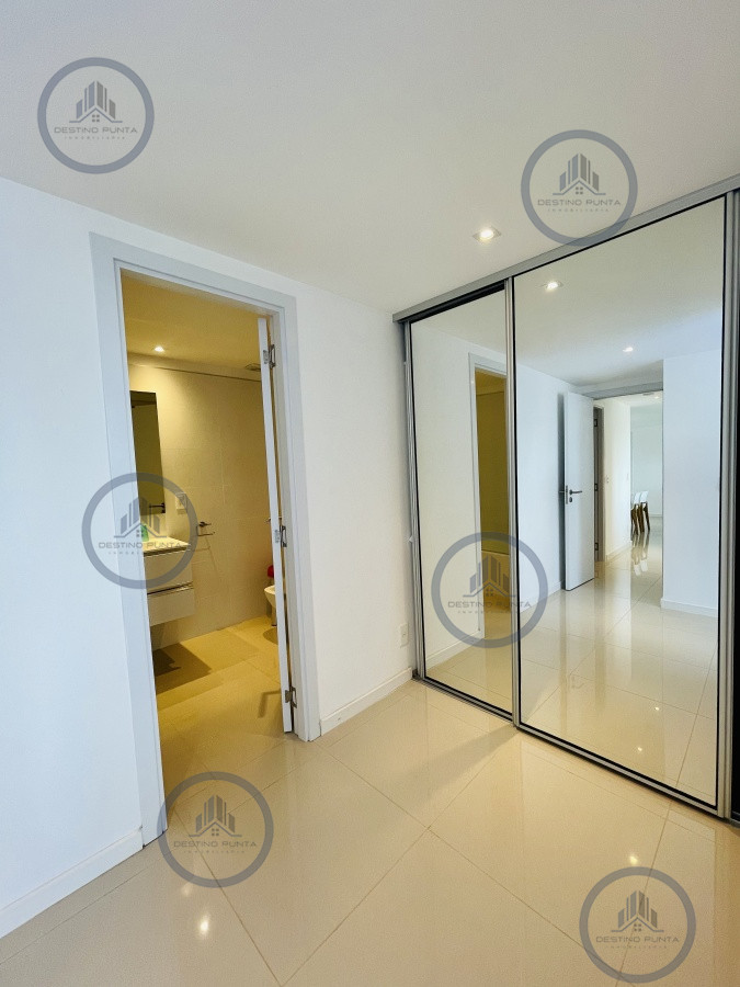 Apartamento ID.881 - Apartamento de 2 Dormitorios en Venta a metros de playa Brava, Punta del Este