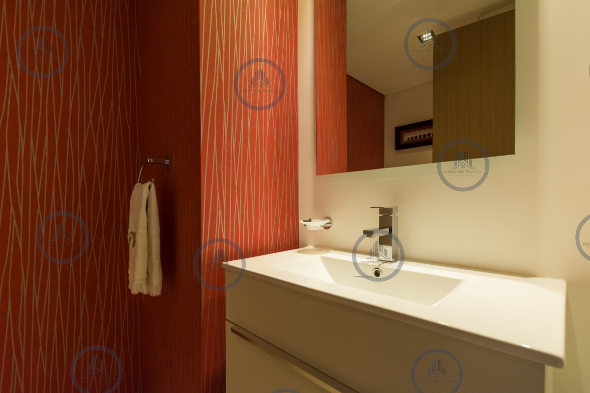 Apartamento ID.301 - Excelente Apartamento de 2 Dormitorios + Servicio en Brava con Vista al Mar