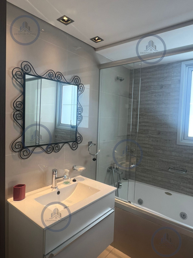 Apartamento ID.2943 - Cómodo apartamento con parrillero propio de 2 dormitorios más dependencia en alquiler, Playa Brava