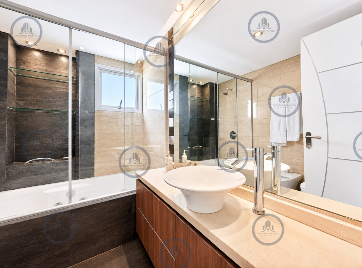 Apartamento ID.2321 - Penthouse Dúplex de 3 Dormitorios y Parrillero en Playa Mansa, Punta del Este