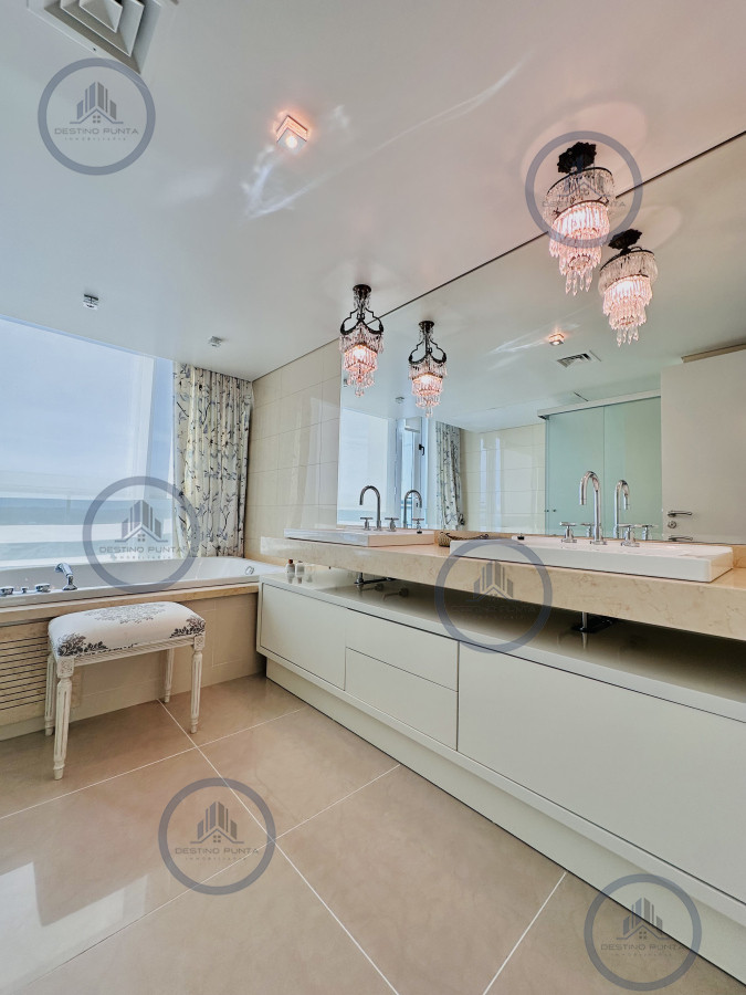 Apartamento ID.2300 - Lujoso Penthouse de 4 Dormitorios con Vista al Mar sobre Playa Mansa, Punta del Este