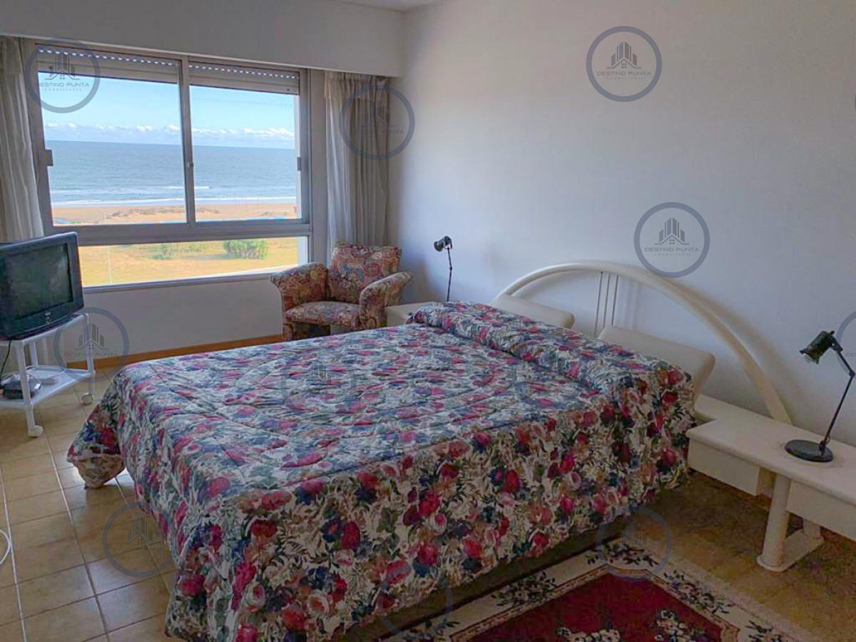Apartamento ID.785 - Apartamento de 2 Dormitorios Frente a Playa Brava, Venta