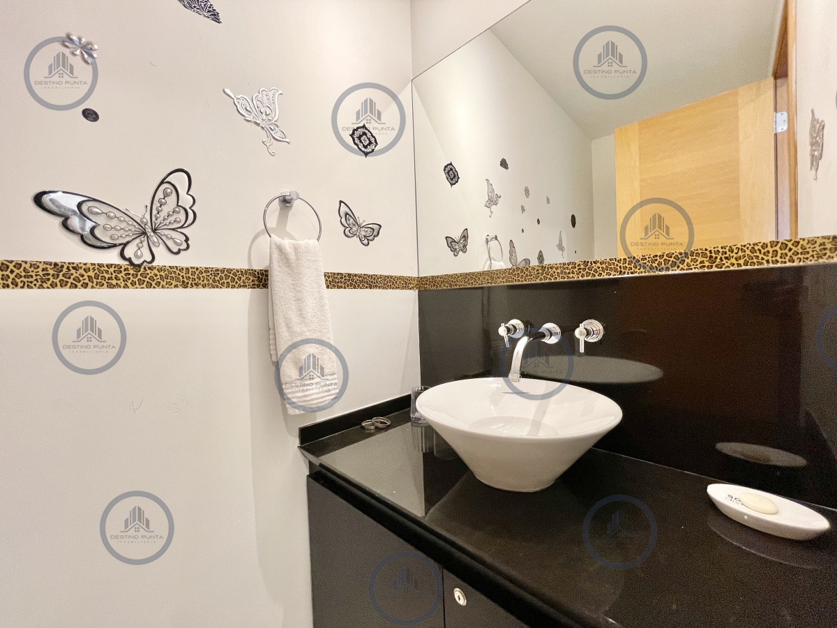 Apartamento ID.217 - Apartamento de 2 Dormitorios y Servicio a metros del mar, Playa Mansa Punta del Este