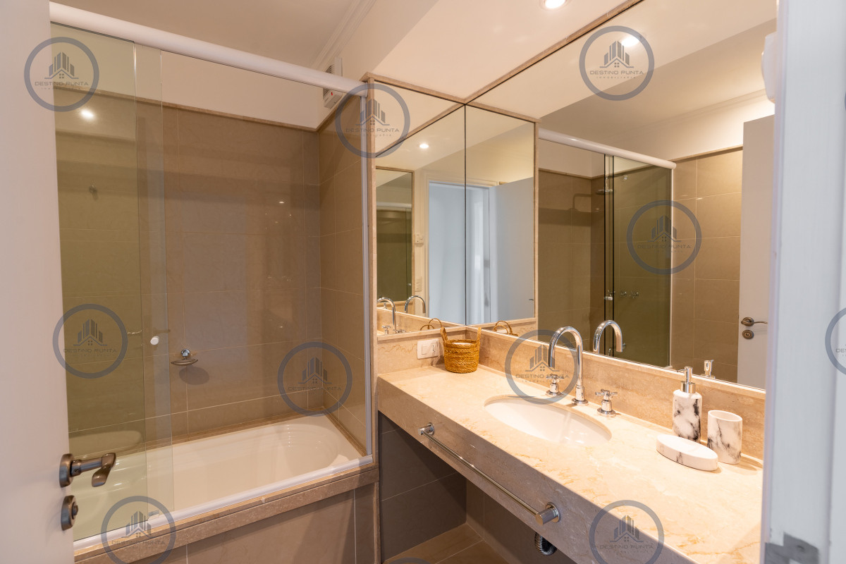 Apartamento ID.231 - Exclusivo penthouse en venta de 3 dormitorios vista al mar, piscina y parrillero de uso exclusivo sonbre Playa Mansa, Pinares