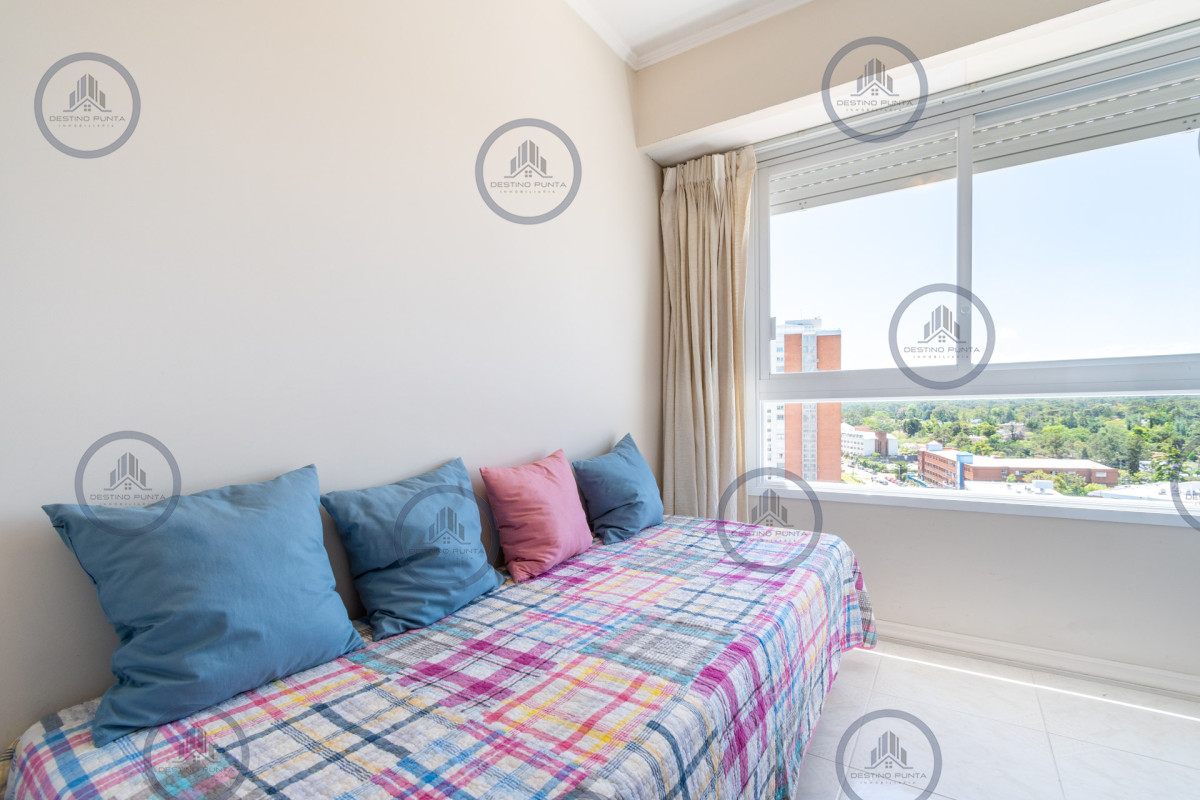 Apartamento ID.77 - Alquiler temporario y venta de espectacular departamento esquinero al frente en edificio icónico frente al Mar, Playa Mansa, Punta del Este 