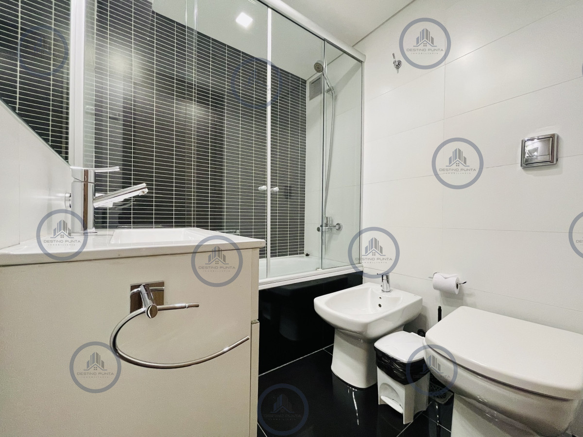 Apartamento ID.165 - Apartamento con Vista al Mar de 3 Dormitorios y Dependencia + Parrillero en Playa Brava, Punta del Este 