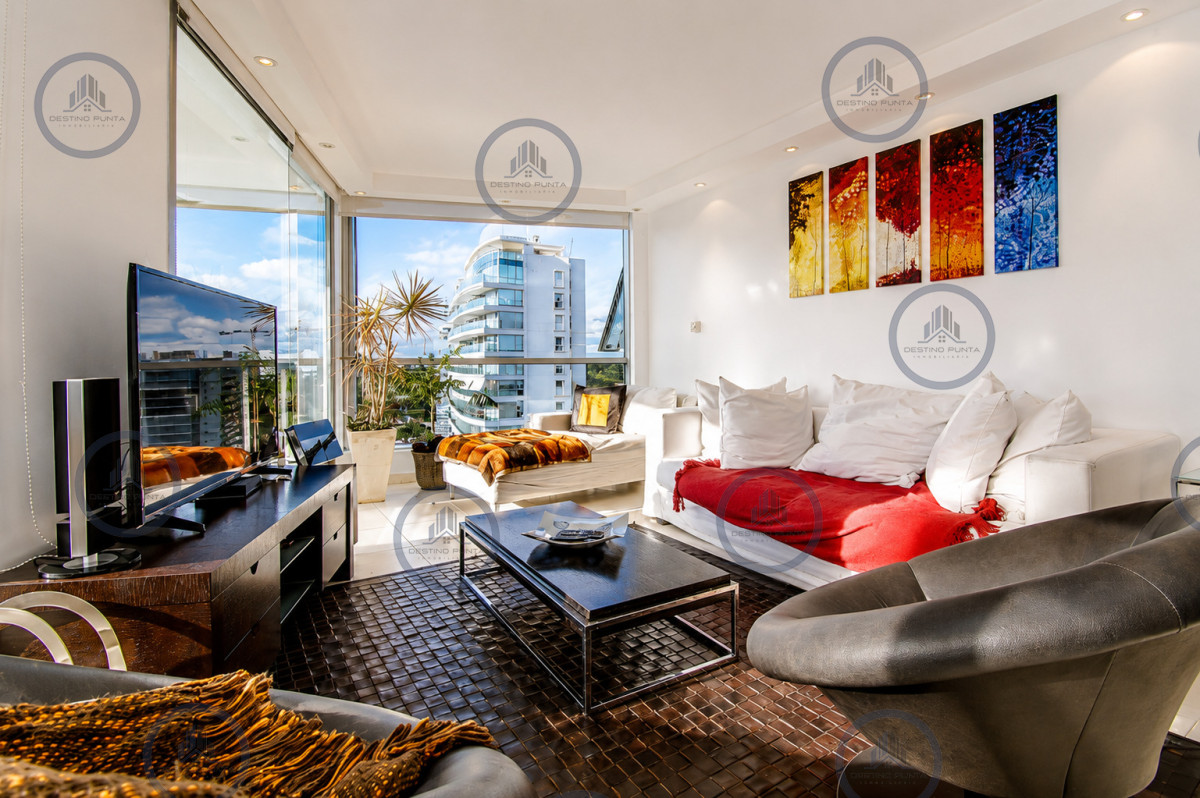Apartamento ID.87 - Apartamento de 3 Dormitorios y Dependencia en Playa Mansa, Punta del Este