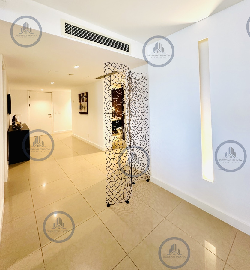 Apartamento ID.1708 - Alquiler temporario de gran apartamento de 4 dormitorios más dependencia en Playa Mansa