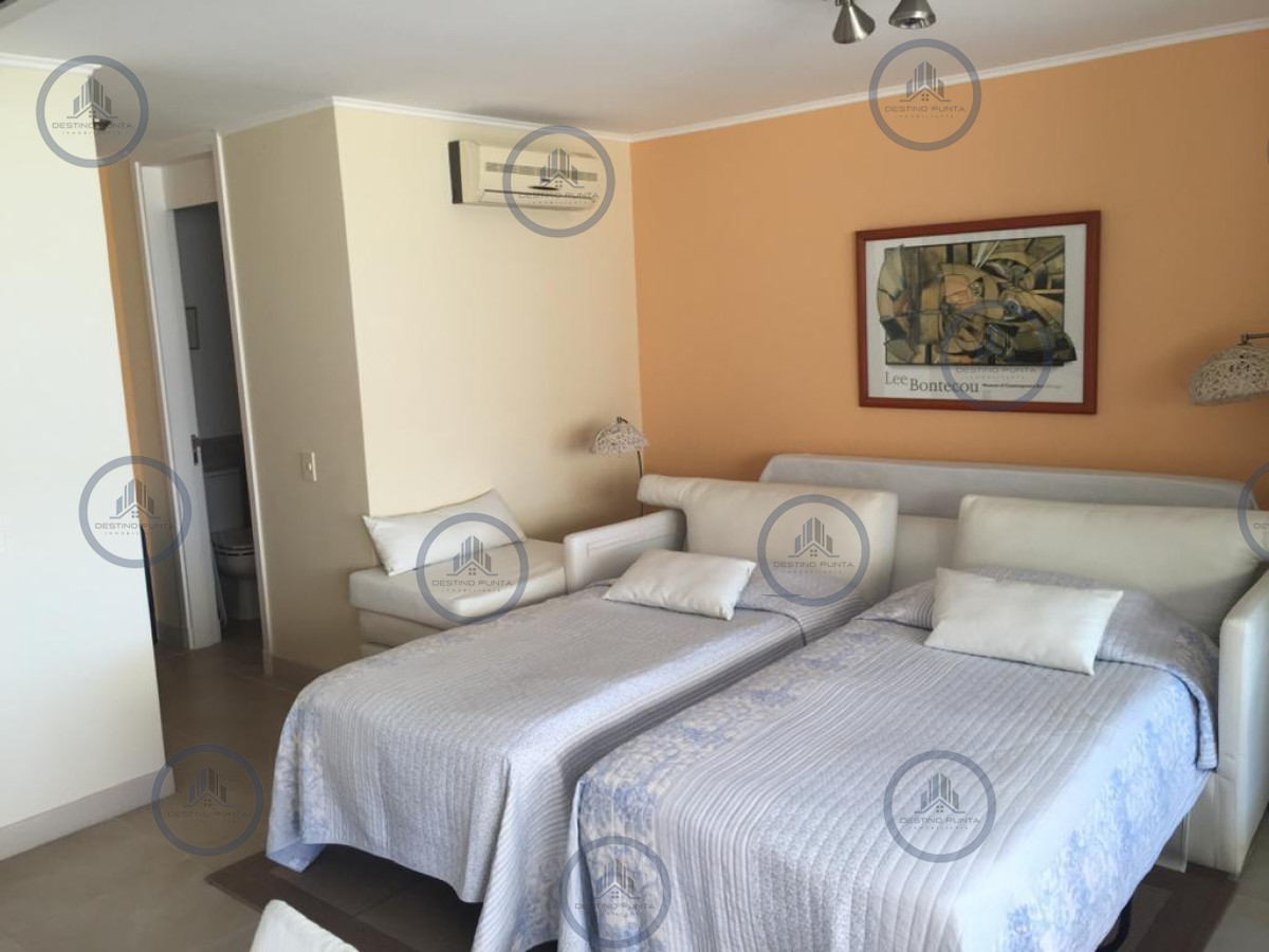 Apartamento ID.582 - Venta de apartamento amplio de dormitorio y medio con terraza y parrillero de uso exclusivo en Punta Ballena