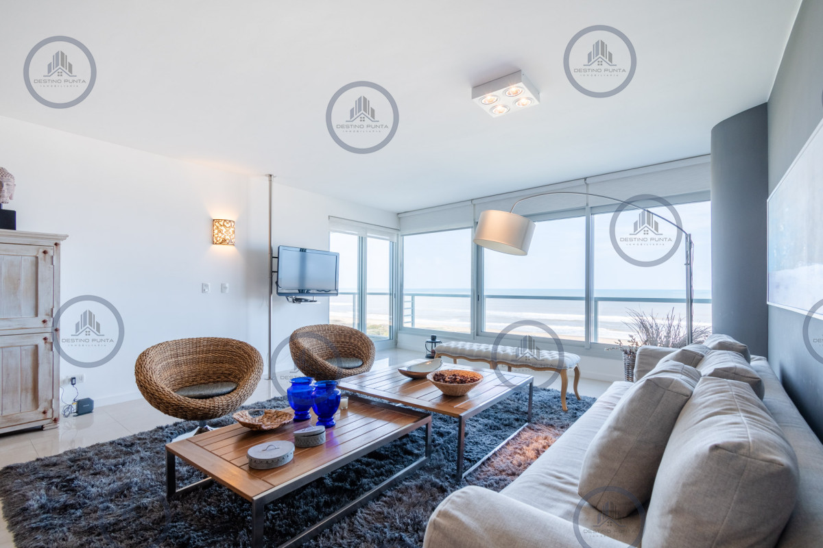 Apartamento ID.53 - Moderno Apartamento sobre playa Brava en torre Le Parc, cuenta con dos dormitorios más dependencia de servicio. Punta del Este