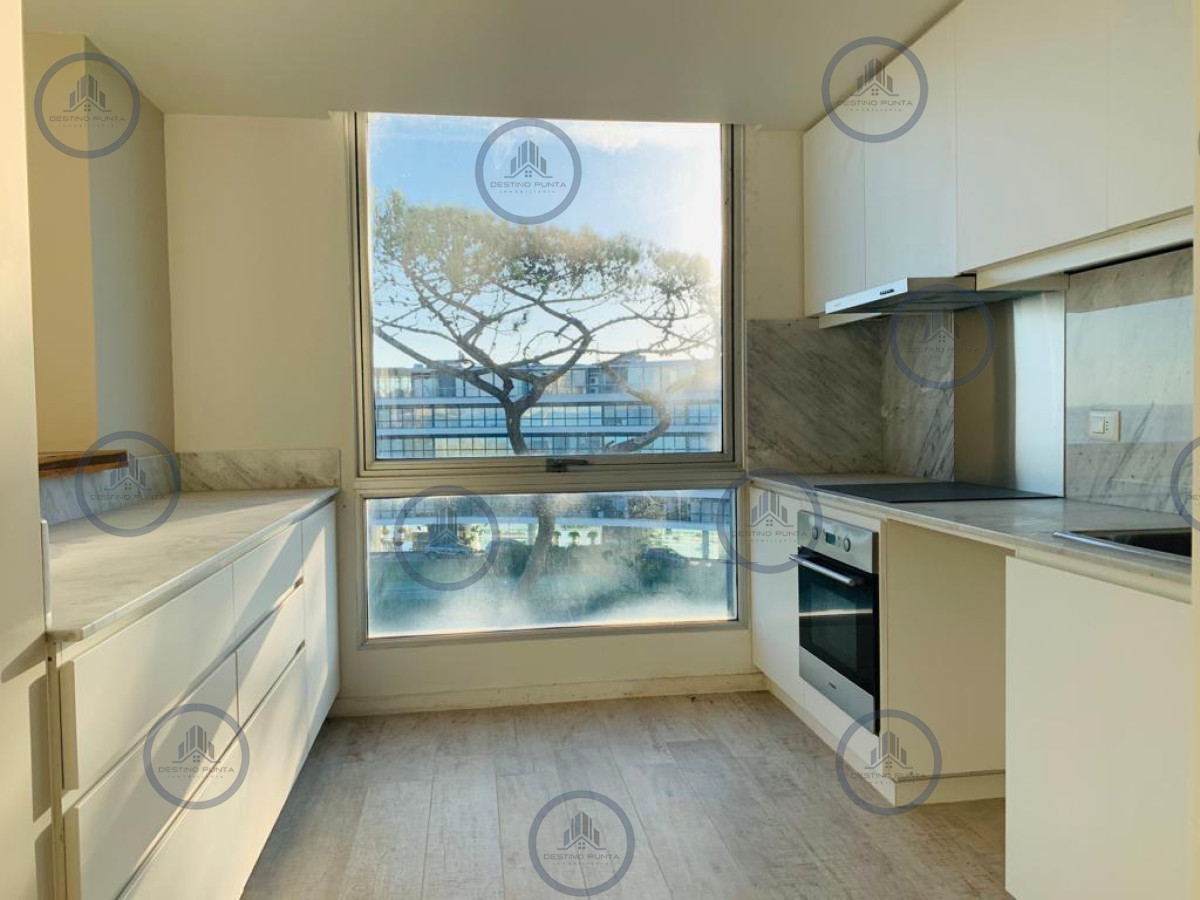 Moderno Penthouse a Estrenar de 3 Dormitorios frente a Playa Mansa - Venta — fotografía 3